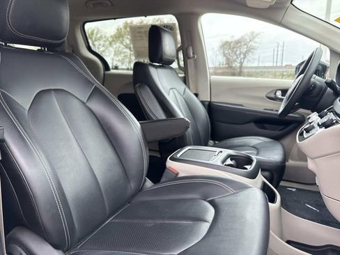 Used 2024 Chrysler Pacifica Touring-L image 8