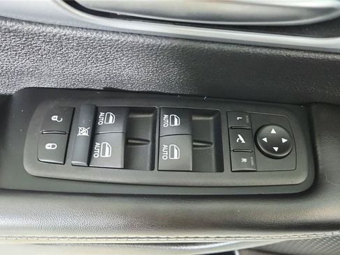 Used 2026 Chrysler Pacifica Limited FWD image 10