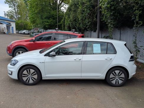 Used 2016 Volkswagen e-Golf SE image 2