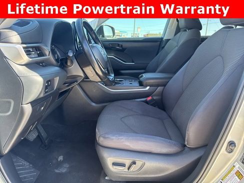 Used 2023 Toyota Highlander LE image 2