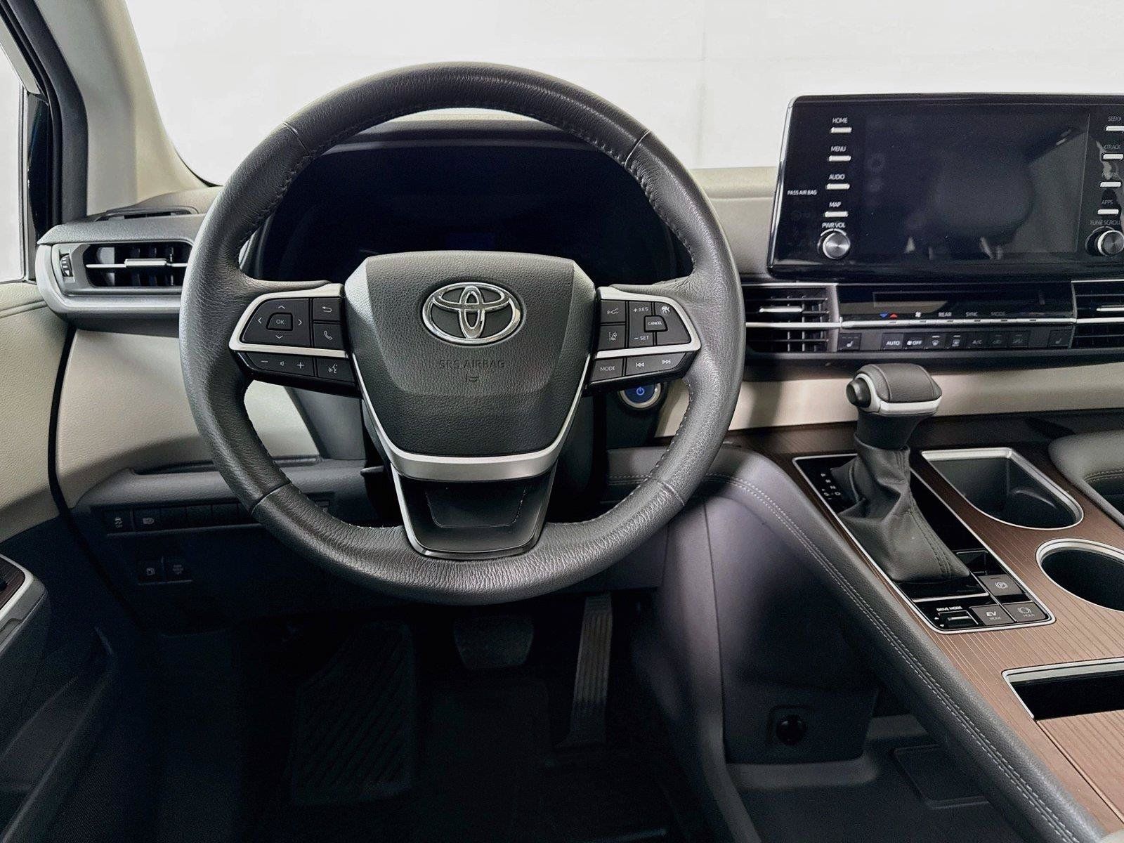 Certified 2024 Toyota Sienna XLE FWD image 31