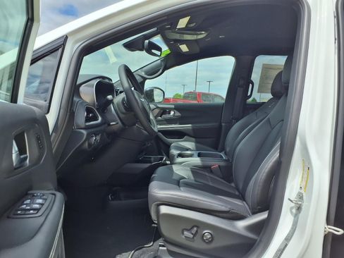New 2026 Chrysler Pacifica Select w/ S Appearance Package FWD image 18