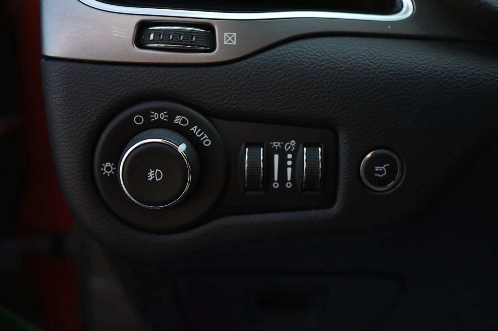 Used 2020 Jeep Cherokee Limited AWD/4WD image 14