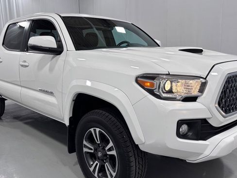 Used 2019 Toyota Tacoma TRD Sport AWD/4WD image 3