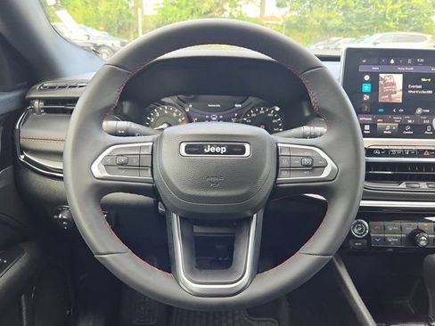 Used 2025 Jeep Compass Trailhawk AWD/4WD image 22