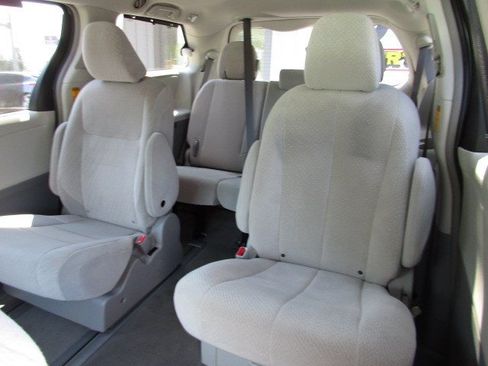 Used 2014 Toyota Sienna LE AWD/4WD image 27