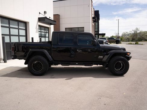 Used 2021 Jeep Gladiator Overland w/ Uconnect 4C Nav & Sound Group AWD/4WD image 5