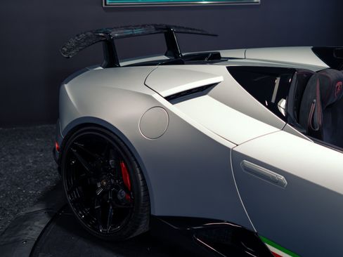 Used 2018 Lamborghini Huracan Performante AWD/4WD image 25