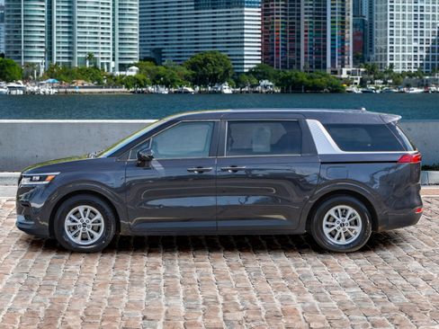 Used 2022 Kia Carnival LX image 8