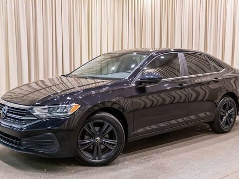 Used 2024 Volkswagen Jetta SE w/ Panoramic Sunroof Package FWD image 3