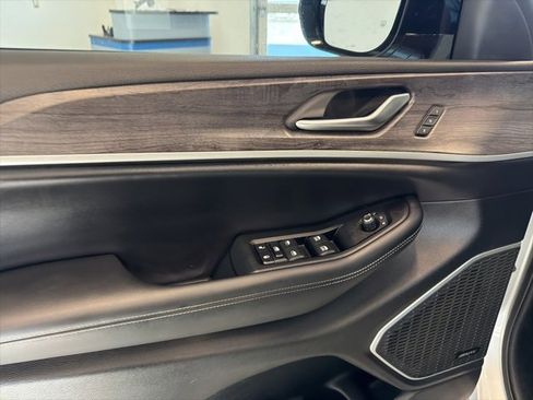 Used 2024 Jeep Grand Cherokee L Limited w/ Black Appearance Package image 30