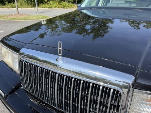 Used 1994 Lincoln Town Car Signature RWD image 40