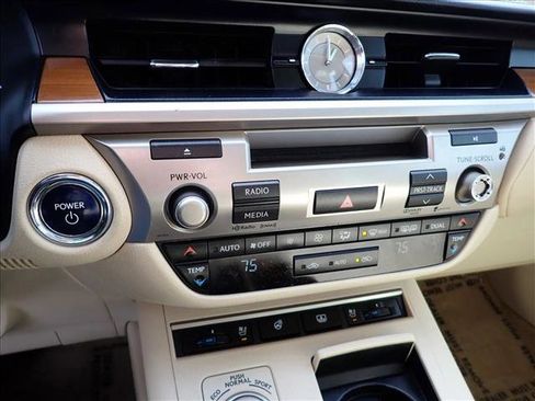 Used 2014 Lexus ES 300h w/ Luxury Package w/Bamboo Trim image 22