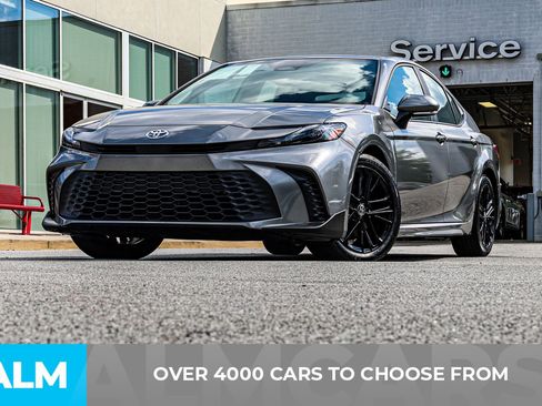 Used 2025 Toyota Camry SE image 3