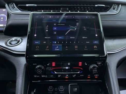 Used 2023 Jeep Grand Cherokee L Limited image 25