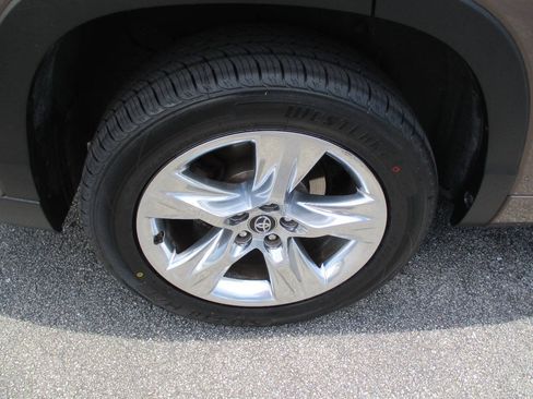 Used 2018 Toyota Highlander Limited FWD image 39