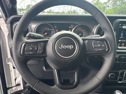 Used 2023 Jeep Gladiator Sport AWD/4WD image 9