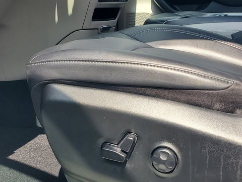 Used 2024 Chrysler Pacifica Touring-L FWD image 6