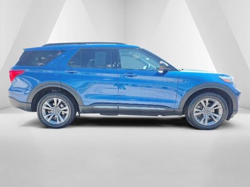 Used 2022 Ford Explorer XLT w/ Equipment Group 202A AWD/4WD image 4