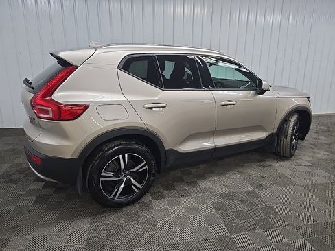 Used 2023 Volvo XC40 B5 Core image 3