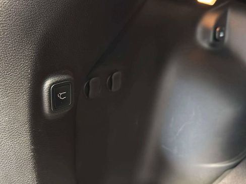 Used 2019 Jeep Cherokee Trailhawk AWD/4WD image 9