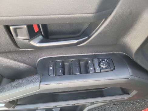 Certified 2025 Toyota Tacoma SR5 AWD/4WD image 18