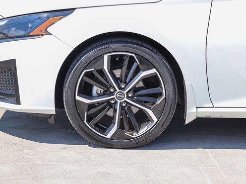 Used 2023 Nissan Altima 2.5 SR FWD image 12