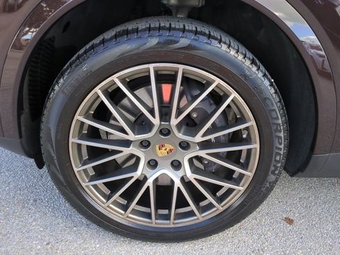 Used 2023 Porsche Cayenne Platinum Edition image 10