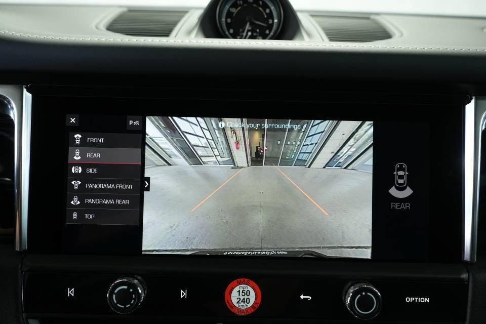 Certified 2025 Porsche Macan AWD/4WD image 19