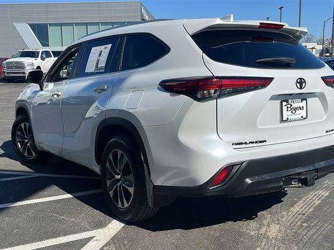 Used 2023 Toyota Highlander XLE image 6