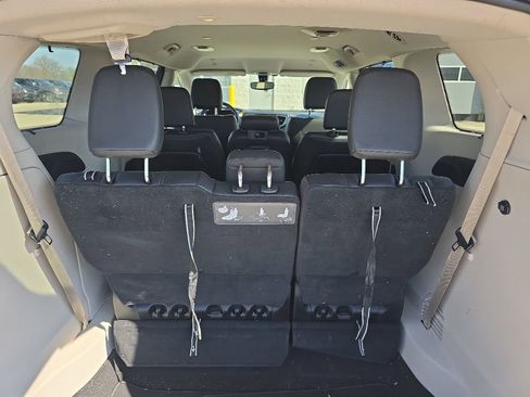 Used 2018 Chrysler Pacifica Touring-L FWD image 6