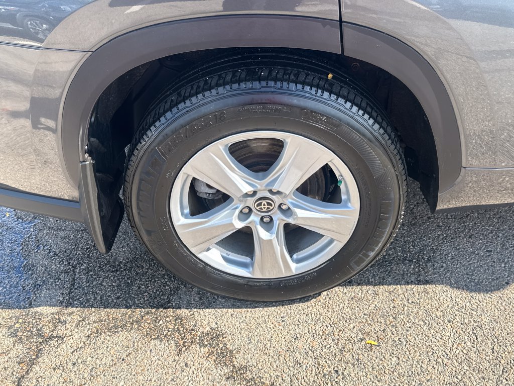 Used 2020 Toyota Highlander LE AWD/4WD image 43