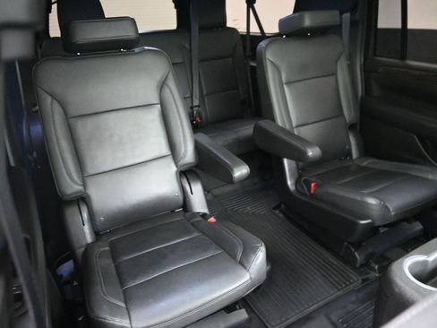 Used 2023 Chevrolet Suburban LT w/ Luxury Package image 36