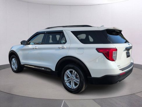 Used 2023 Ford Explorer XLT AWD/4WD image 3