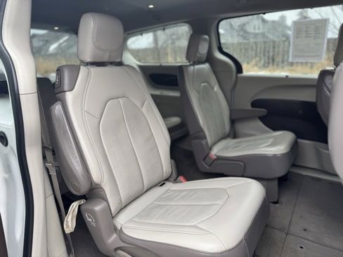 Used 2018 Chrysler Pacifica Touring-L image 16