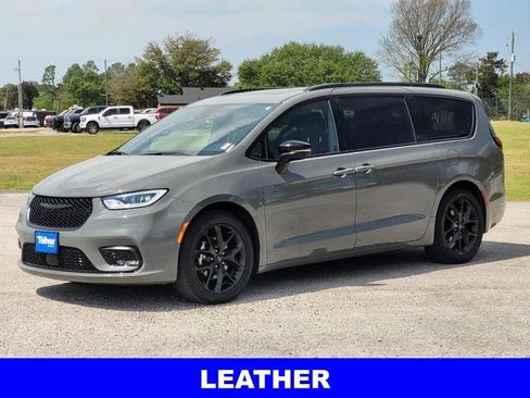 Used 2025 Chrysler Pacifica Limited FWD image 3