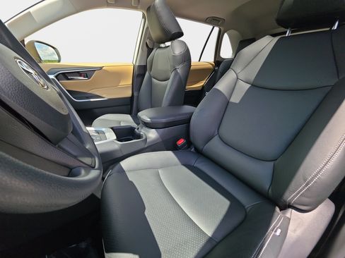 Used 2025 Toyota RAV4 XLE w/ Convenience Package AWD/4WD image 15