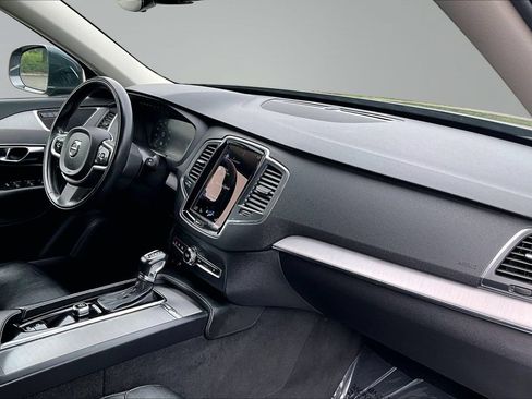 Used 2022 Volvo XC90 T5 Momentum w/ Climate Package AWD/4WD image 12