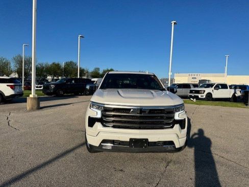 Used 2022 Chevrolet Silverado 1500 High Country w/ High Country Premium Package AWD/4WD image 2