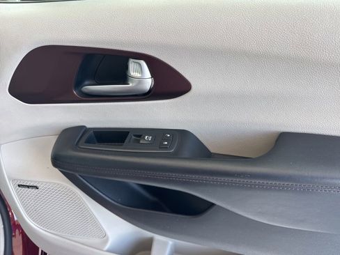 Used 2017 Chrysler Pacifica Limited image 21