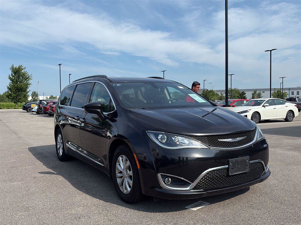 Used 2017 Chrysler Pacifica Touring-L FWD image 1