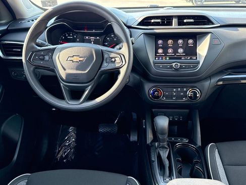 Used 2022 Chevrolet TrailBlazer LT image 2