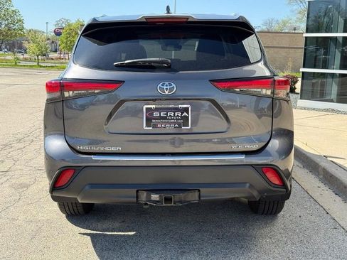 Used 2022 Toyota Highlander XLE AWD/4WD image 5