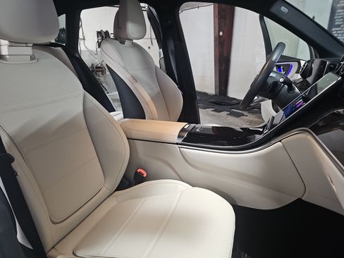 Used 2025 Mercedes-Benz GLC 300 4MATIC image 11