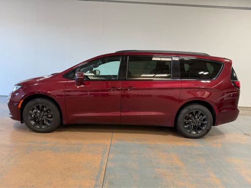 Used 2021 Chrysler Pacifica Touring-L w/ Uconnect Theater Family Group AWD/4WD image 2