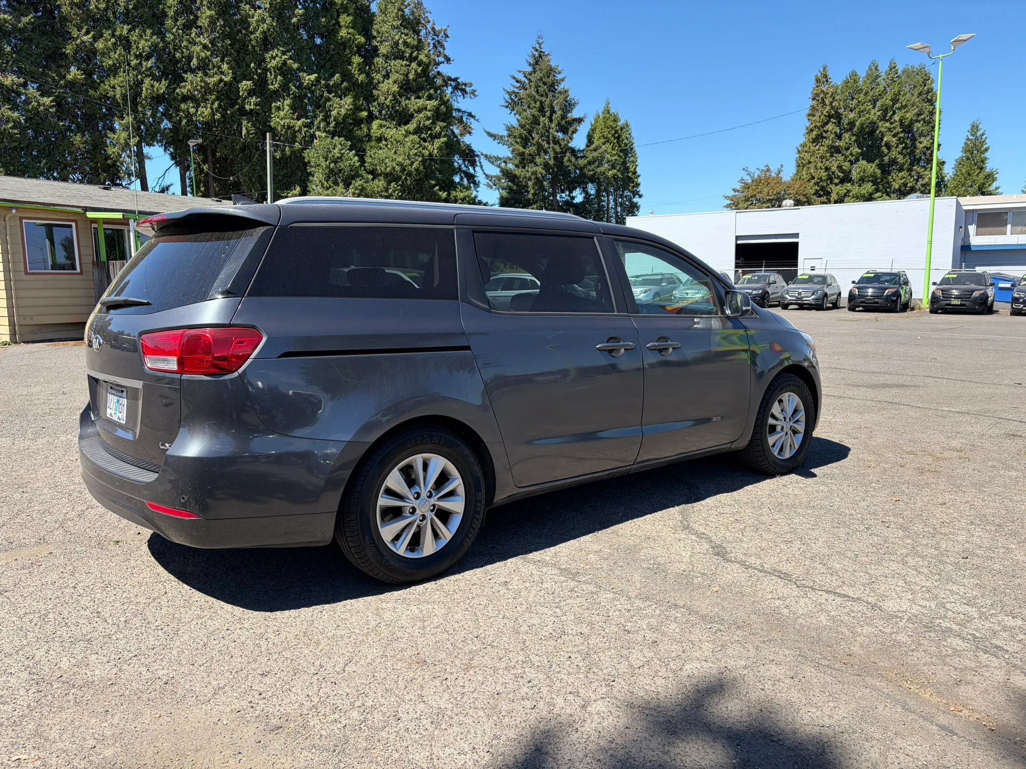 Used 2016 Kia Sedona LX w/ LX Convenience Package FWD image 3