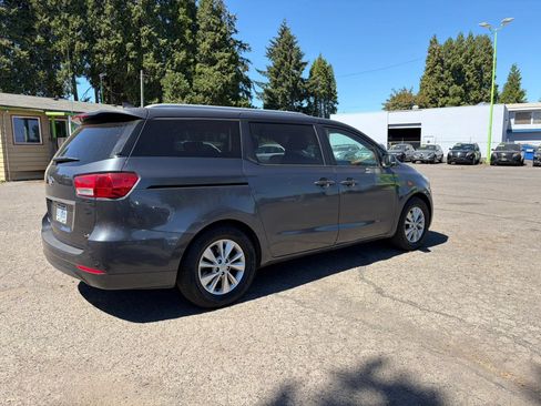 Used 2016 Kia Sedona LX w/ LX Convenience Package FWD image 3