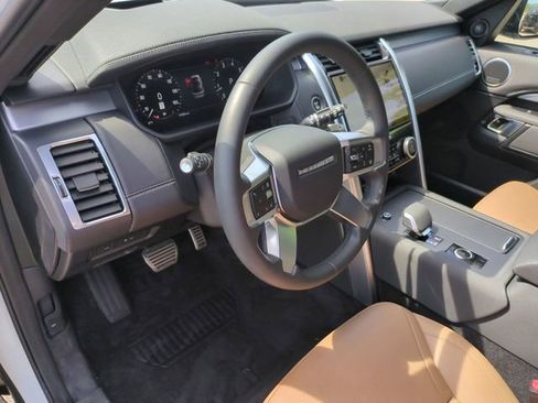 Used 2024 Land Rover Discovery Dynamic SE AWD/4WD image 7