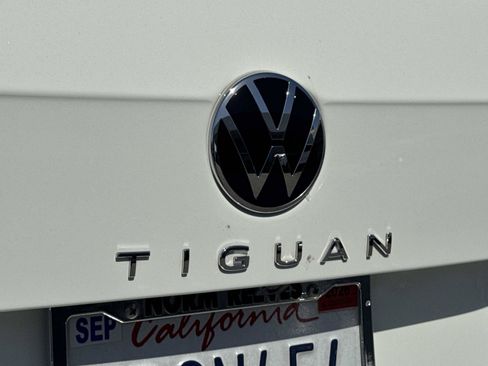 Certified 2024 Volkswagen Tiguan SE FWD image 30