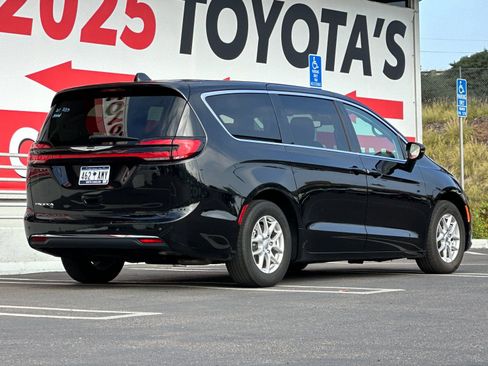 Used 2024 Chrysler Pacifica Touring-L image 5